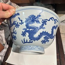 清代青花龍紋碗，口徑約23厘米，高12.5厘米，底部有“大清雍正年制”款識