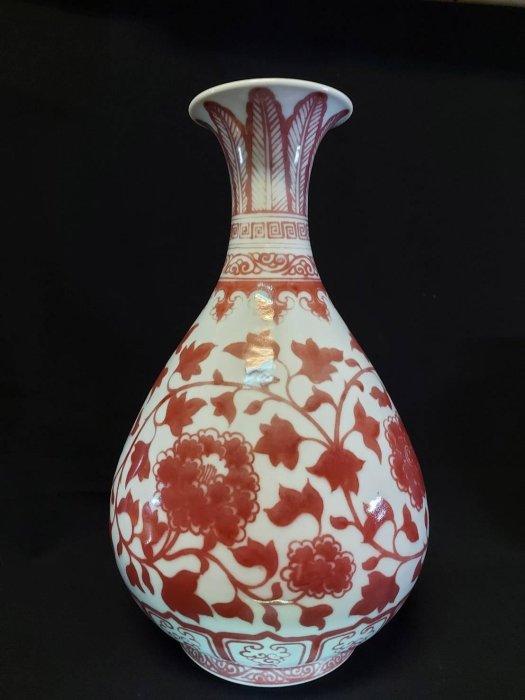 明代釉裡紅纏枝蕃蓮紋玉壺春瓶。明洪武，高30厘米，口徑8.5厘米，足徑
