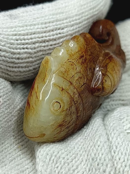 撿漏，戰汗和田白玉魚，料子雕工都不錯，有皮裂沁紋mm002500 懂行的來