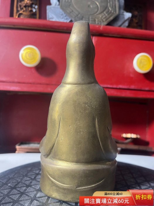 老銅觀音像一尊，高度16.5cm左右，手工雕刻而成的，底有款。神像整體