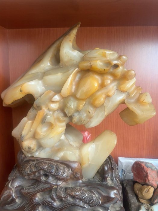 嚴選黃龍玉水草花原石，帶聚寶盆與底座，重量約30多斤，尺寸45x34
