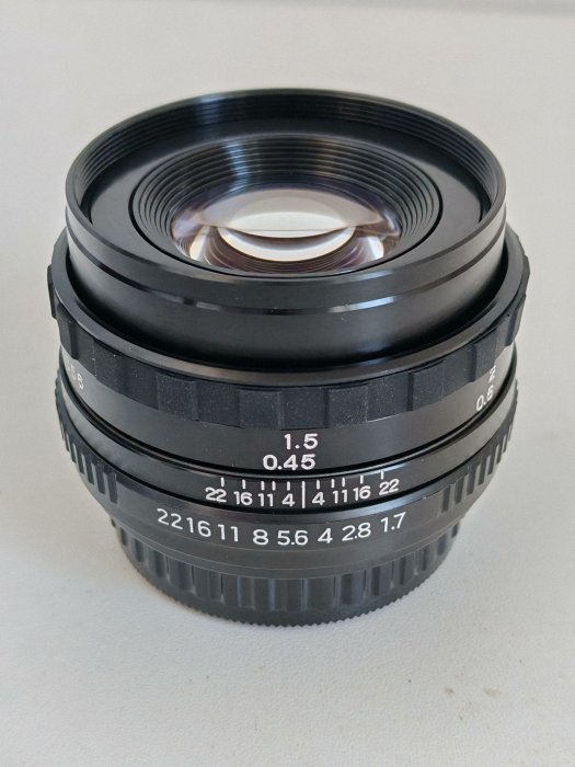 精雕設計的鳳凰Phenix 50mm F1.7大光圈鏡頭，適合PK口單反機使用，重量