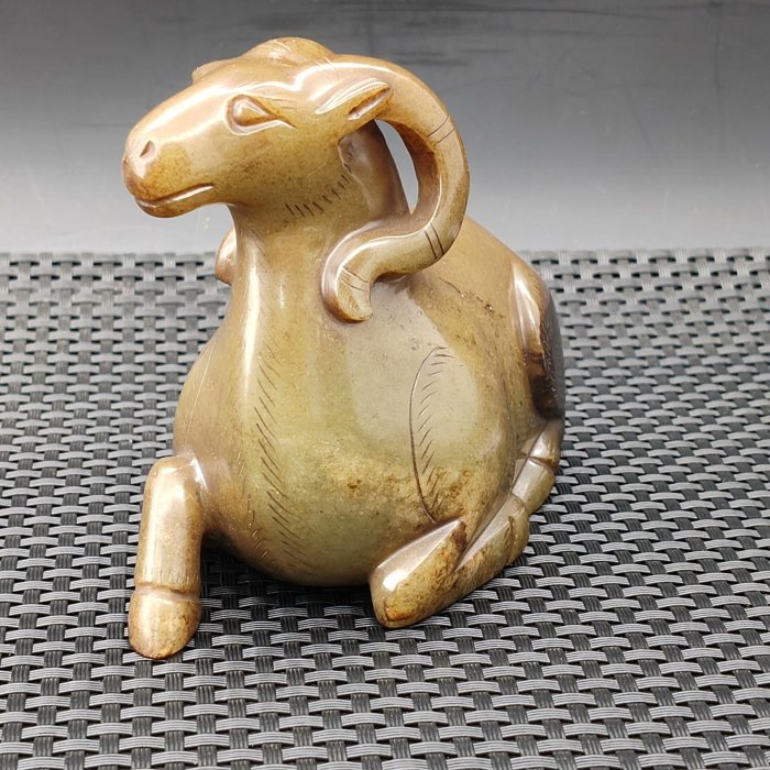 戰漢時期高古和田玉玉羊高古玉玉質為和田玉器形整體完整局部鈣化受沁玉