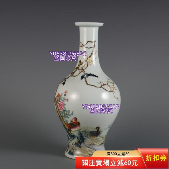 清代雍正款粉彩花鳥紋賞瓶，高32cm，肚徑15.5cm。瓶身繪制精美花鳥圖案