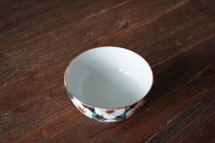 嚴選昭和時期九谷燒茶杯，手繪青粒口徑7.6cm，高4.5cm，容積90ml，呈現