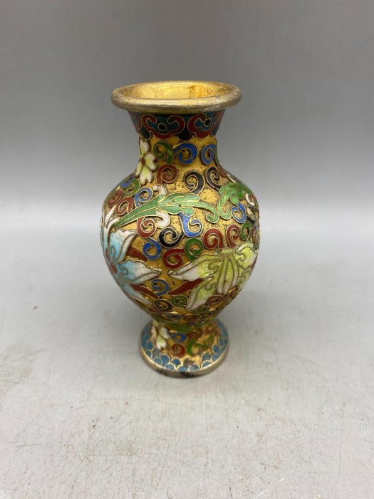 景泰藍銅胎掐絲琺瑯小花瓶，經典金地磨光設計，彩繪雅致花卉圖案紺綠青