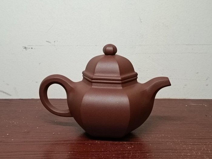 讓出)一廠名家徐美萍製六方掇球壺約230cc師從李碧芳，進研究所隨徐漢棠