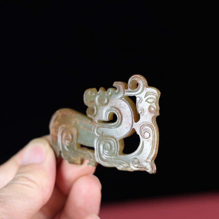 臻品旧藏，和田玉龙佩包浆厚重， 沁色入骨，工艺精湛，犀利民藏绝佳