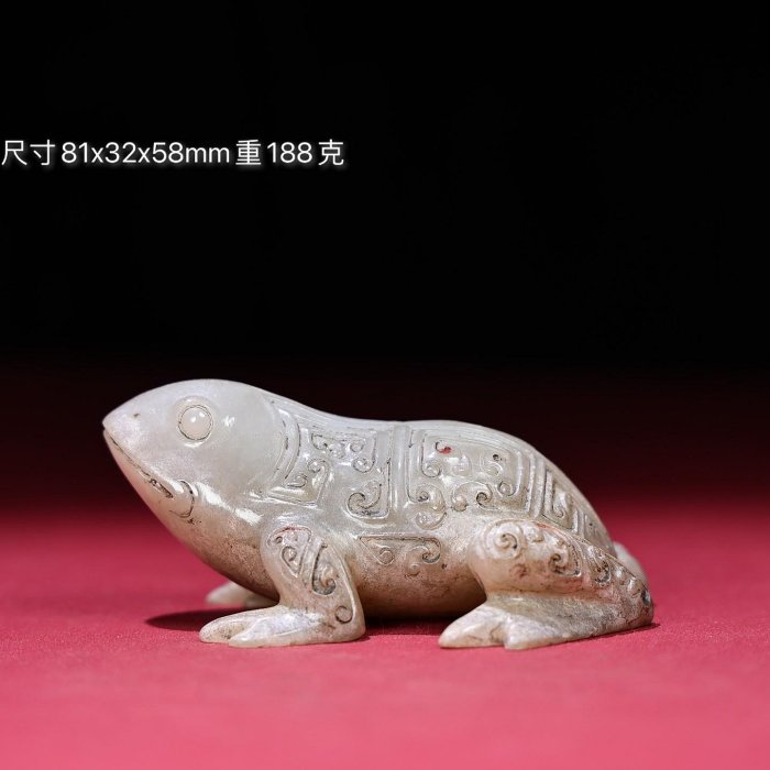 清代 和田玉 青蛙置物 根付 玉彫刻 天然石 趣味品 古美術 時代物 旧家蔵出し 臻品旧藏，和田白玉生坑满沁青蛙把包浆厚重，沁色入骨，工艺精湛，犀利