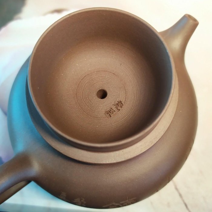 🍵宜興紫砂廠黑星土容天壺🍵壺名：容天壺陶刻：清思伴讀底款：中國宜興