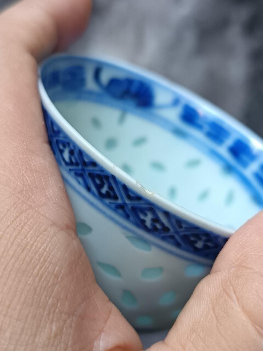 嚴選清末老玲瓏青花茶杯，口徑7.5cm，玉質釉彩畫工精湛（100cc 玲瓏瓷