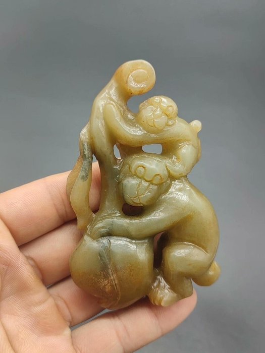 嚴選老玉古玩高古玉和田玉舊藏輱伯封侯典雅大方體積92x59mm 重138g 高