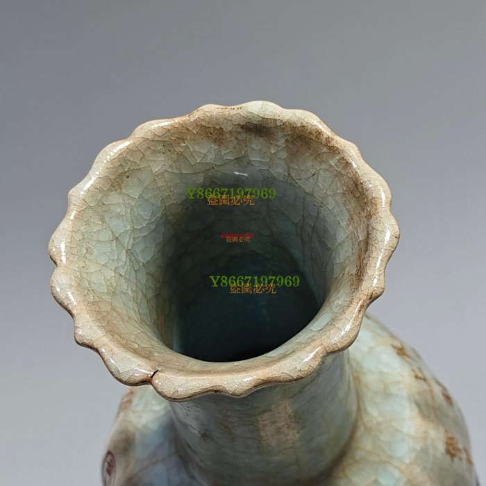 收藏品！宋官窯汝瓷冰裂紋冰花刻字描金賞瓶擺件：該器型規整、皮殼老辣