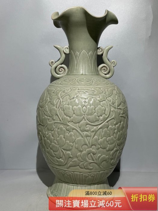 越窯秘色瓷刻花荷口瓶，越窯唐代越窯青瓷已很精美，博得當時詩人的贊美