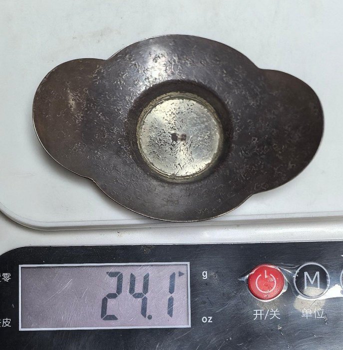 純銀　茶托　未使用品 嚴選純銀茶托，底部刻有銘文，工藝精良，尺寸85x57mm，重241克，適合