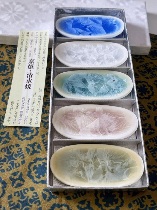 嚴選全新日本清水燒土渕陶葊結晶釉五色筷置，花結晶設計美到驚艷。每支