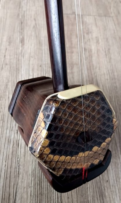 胡涵柔製作 未使用 15湾頭 螺鈿 薔薇 明清老紅木二胡 胡涵柔製作 未使用 15湾頭 螺鈿 薔薇 明清老紅木二胡 胡涵柔製作