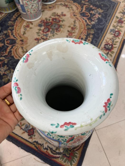清代時期，同治粉彩故事人物大花瓶，滿粉彩，兩面幾十個人物，口沿有磕