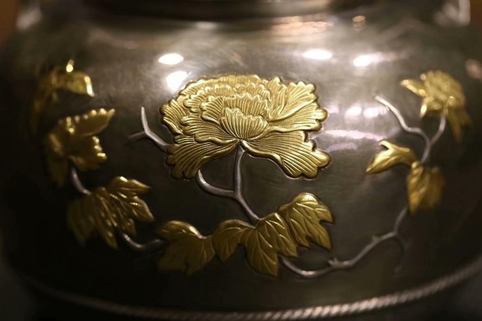 日本銀壺燒水壺淨益底款：淨益造蓋款：中川淨益十一世造刻花：青雲刻