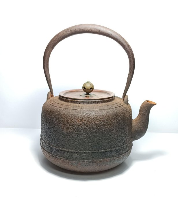 【KEI】龍文堂造　唐銅蓋銀象嵌提手　鮫肌宝珠形鉄瓶　G89 拍賣筆記vol.112 繭山龍泉堂：唐代銀鎏金鏨寶相花紋小蓋盒，10.795萬