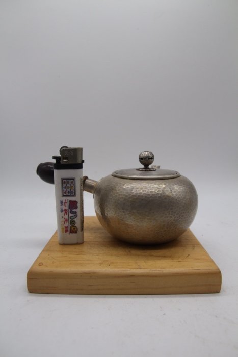 【夢工房】金谷 五郎三郎 純銀 鎚目 勾玉式 環摘蓋 宝珠形 砲口 湯沸 銀瓶 共箱 （ 純度99.83% ） 重さ408ｇ　E366 金谷五郎三郎 作『銀滅金 槌目角酒注』 買取価格相場｜骨董品買取 緑和堂