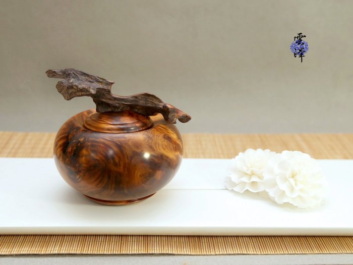 已售出)正台灣黃檜神木精品沉水級濃香紅黑油格虎斑紋榴花根料車製藝術