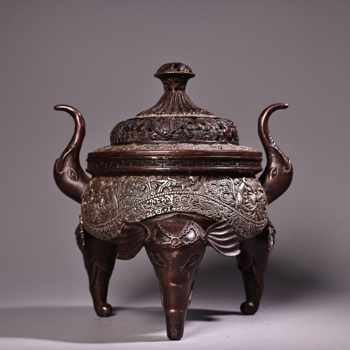 珍品舊藏收純銅高浮雕鏨刻鎏銀獸面永珍薰香爐工藝精湛器型款式重1500克