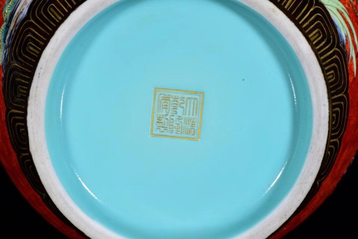 清乾隆年漆紅釉雕刻粉彩孔雀牡丹紋雙耳描金瓶33*17m4000457 瓷器青花粉
