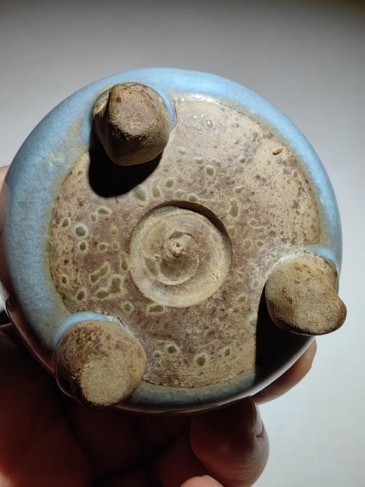 金元，鈞窯掛紅三足小香爐，器形完整，造型獨特少見，釉水開片自然漂亮