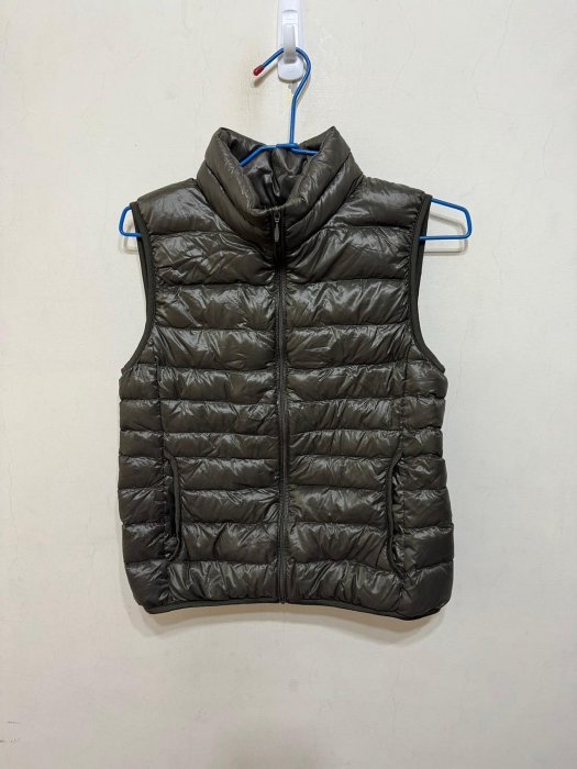 「 二手衣 」 Uniqlo 女版羽絨背心 M號（深咖啡綠）羽11
