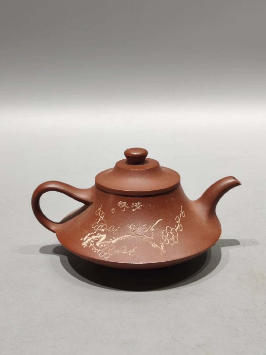 嚴選宜興老紫砂壺，紅華蓋款典藏佳作，刻工精湛保存完好，適合收藏與送