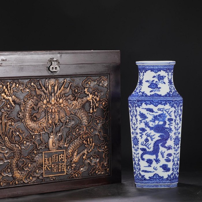 大清乾隆龍鳳瓷花瓶 装飾品 現代工芸品 美術品 置物 舊藏清代乾隆青花龍鳳紋四方大尊瓶尺寸：高46公分口徑14.5公分肚