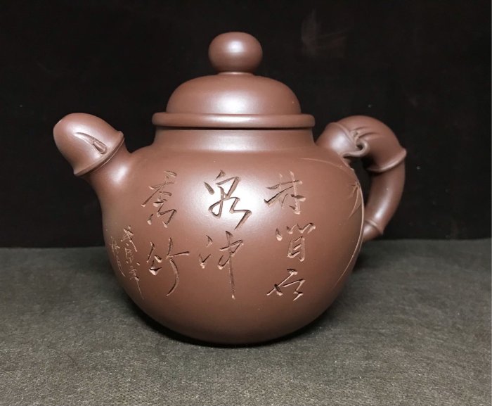 紫砂又一傳奇.制壺有獨特設計.其「壺形」統稱：何派.何流.這把1998年制