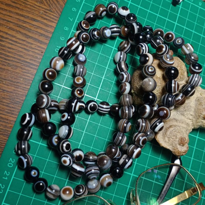 ⭕️ 台湾の上肯購入　高品質【十字六眼天珠】　本物瑪瑙石保証品80000円以上の品 世界唯一超級精品》天然西藏九眼頁岩石天珠礦【108子天眼珠佛珠