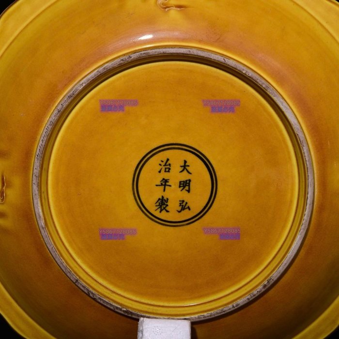 大明弘治年制黃釉加彩雕刻雙鳳紋賞盤，高5.3×33.5釐米40041 青花五彩