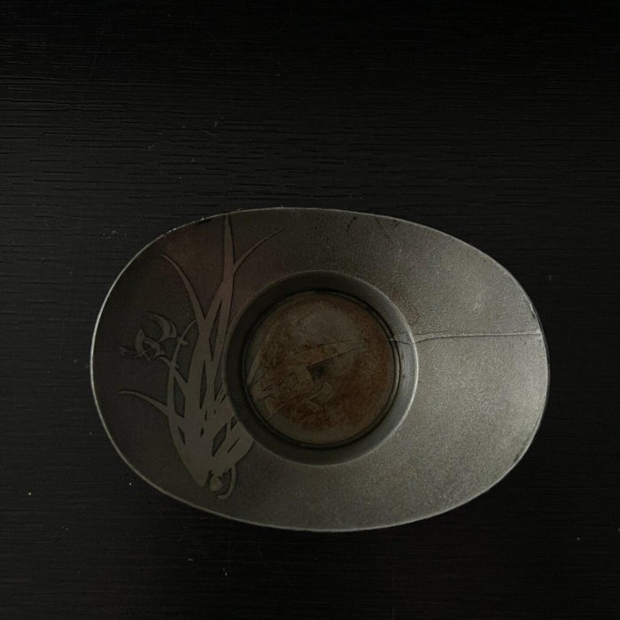 嚴選老錫茶托乾茂號款，尺寸小巧珍藏級品相，梅蘭竹菊圖案精美，老物件