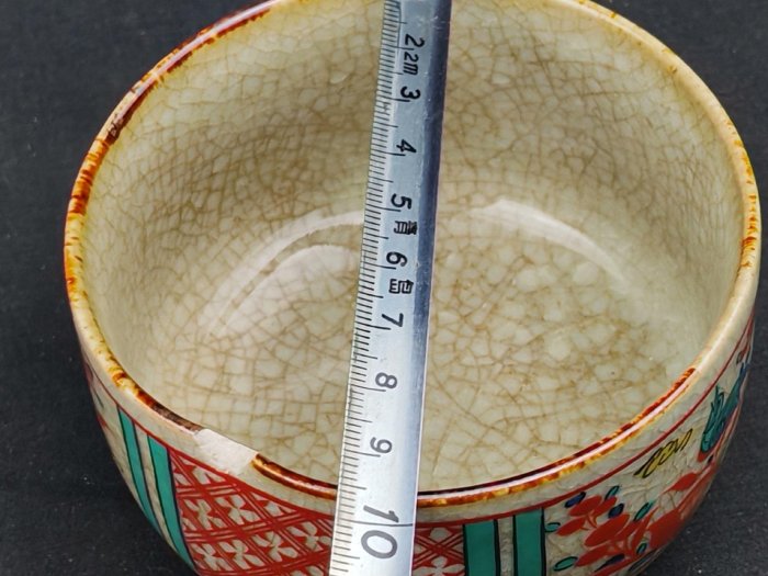 十三代隆泉窯釉上彩冰裂紋開片杯，底部保留原始款識，開片自然獨特，為