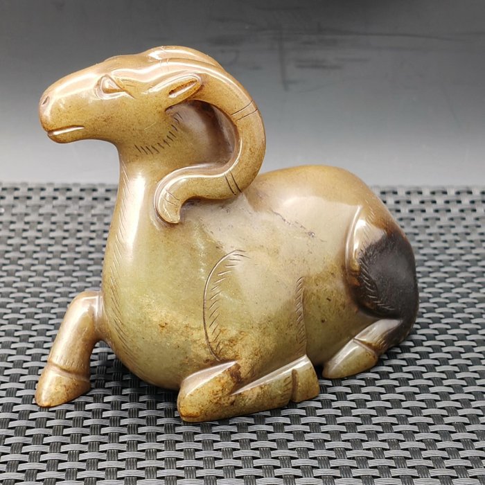 戰漢時期高古和田玉玉羊高古玉玉質為和田玉器形整體完整局部鈣化受沁玉