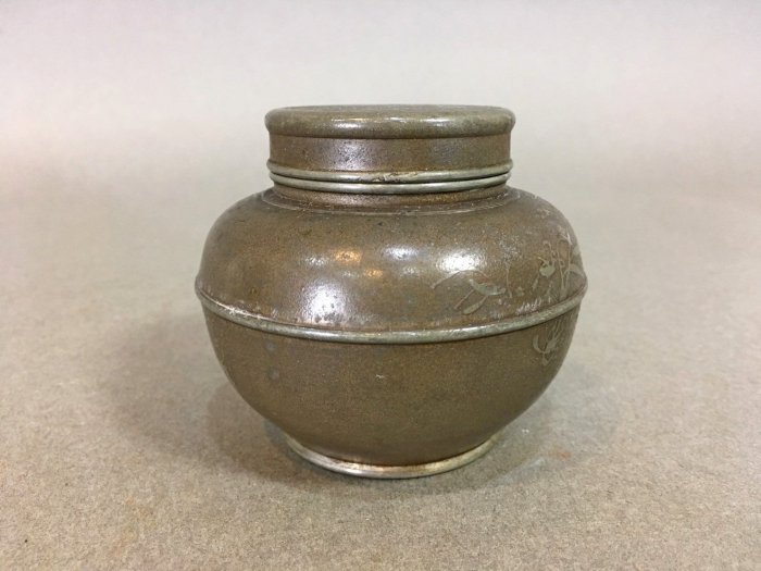 1383 時代錫器 本錫製　 梅文　茶入 華寶軒』日本茶道具昭和初期錫製勝章造梅蘭竹紋飾小形茶入/茶葉罐/錫罐