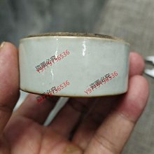 清民白釉印泥盒底， 外徑6內徑5.6公分，內壁輕微飛皮，其余完整