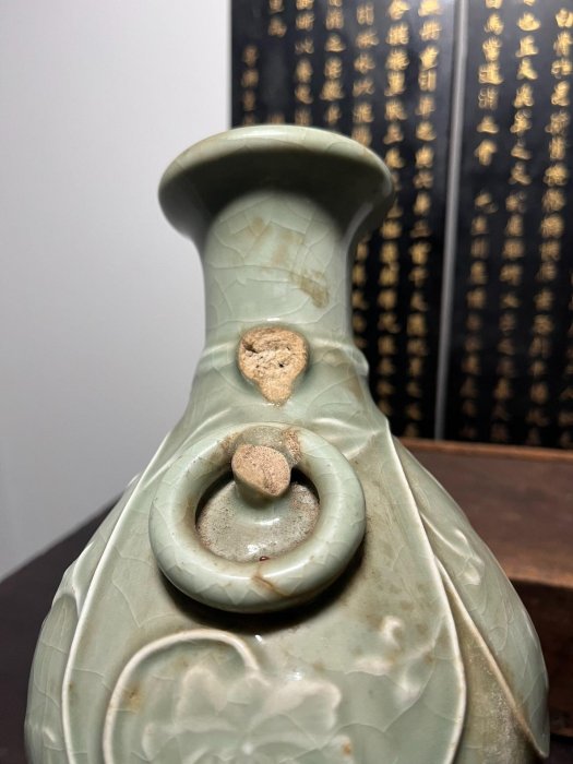 出一件六、七年代的龍泉窯豆青釉牡丹雙耳花瓶，全品狀態，瓶口有