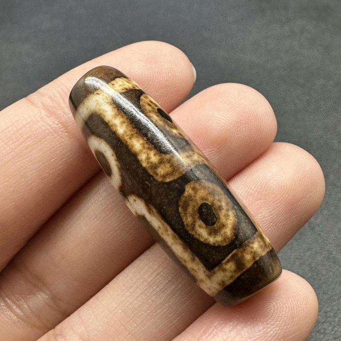 嚴選臺灣產折線六眼天珠，尺寸37.1x13x12.3mm，適合收藏與佩戴折線六眼