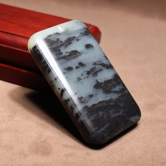 珍藏臻品新疆和田玉黑白分明青花籽料水墨山水意境玉牌吊墜h8