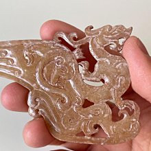 和田玉龍鳳佩飾精美龍鳳題材，龍與鳳相互交織。 龍身蜿蜒，雕刻精細