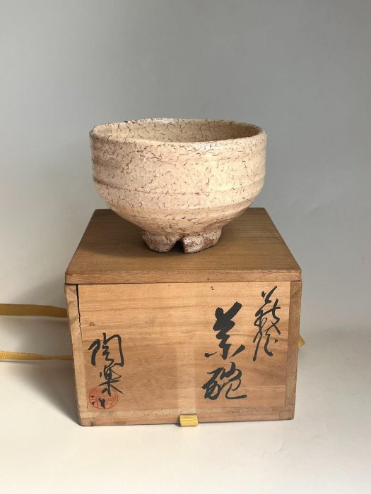 嚴選日本中古萩燒名家梅田陶樂作茶碗，高臺設計呈現獨特美感。口沿與底
