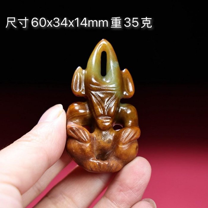臻品舊藏， 紅山太陽神包漿厚重，沁色入骨，工藝精湛，犀利民藏絕佳