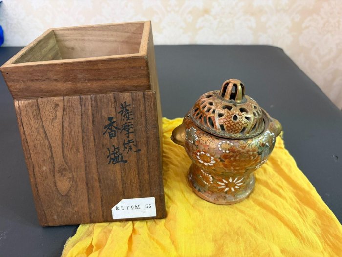 嚴選日式薩摩燒香薰爐，金彩白花鏤空蓋設計，配原木盒手寫標示，復古