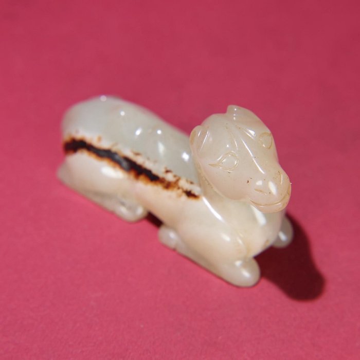 臻品旧藏， 和田白玉微沁骆驼把包浆厚重， 沁色入骨工艺精湛，犀利民藏
