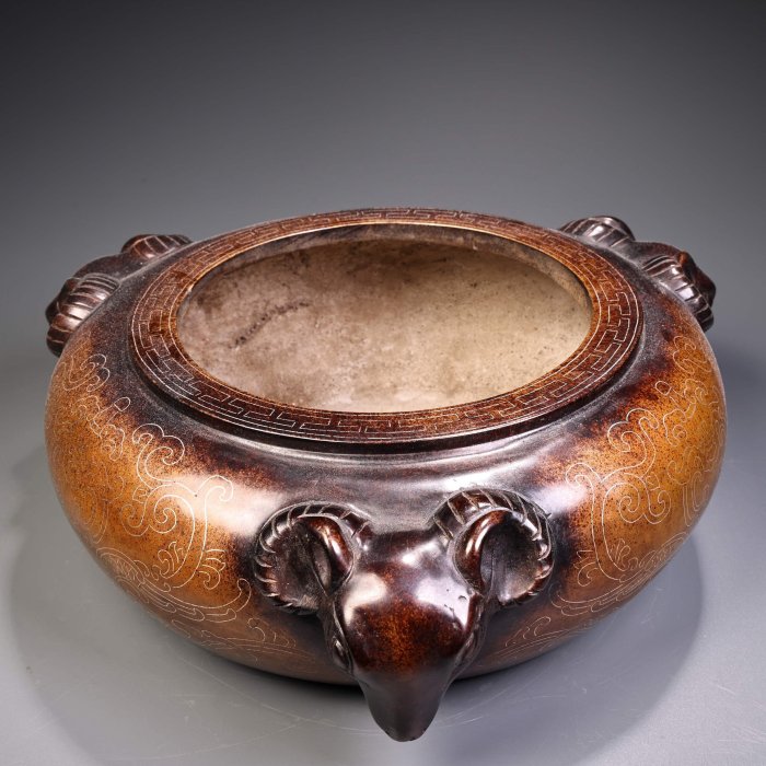 中国古美術・旧蔵品・純銅製・高浮彫・錾刻・鎏銀・八宝紋 盤龍 首飾箱・置物・茶道 珍品舊藏收純銅紫銅高浮雕鏨刻工藝鑲嵌銀絲羊開泰香爐工藝精湛器形款式