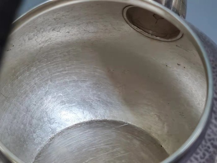 華寶軒』昭和時期德力作純銀613克手打錘目岩肌紋銀壺湯沸1500cc